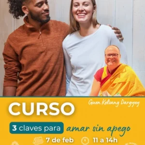 Cartel de un curso titulado “3 claves para amar sin apego”. Aparece una pareja joven sonriendo y abrazada, transmitiendo cercanía y afecto. En la parte inferior se ve la imagen de Gueshe Kelsang Dargyey con túnica budista. El cartel indica la fecha 7 de febrero, el horario de 11 a 14 h y el lugar: Calle Manuela Malasaña 26, Mataelpino, en el KMC Madrid La Sierra. Diseño en tonos cálidos y amarillos, con un mensaje inspirador sobre el amor sin apego.