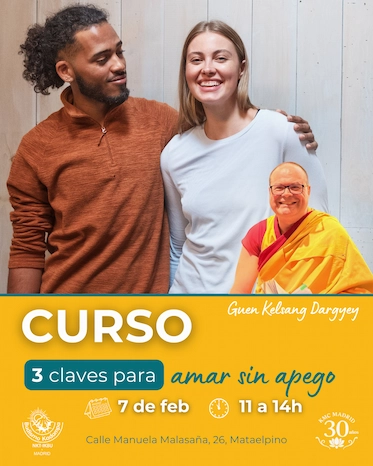 Cartel de un curso titulado “3 claves para amar sin apego”. Aparece una pareja joven sonriendo y abrazada, transmitiendo cercanía y afecto. En la parte inferior se ve la imagen de Gueshe Kelsang Dargyey con túnica budista. El cartel indica la fecha 7 de febrero, el horario de 11 a 14 h y el lugar: Calle Manuela Malasaña 26, Mataelpino, en el KMC Madrid La Sierra. Diseño en tonos cálidos y amarillos, con un mensaje inspirador sobre el amor sin apego.
