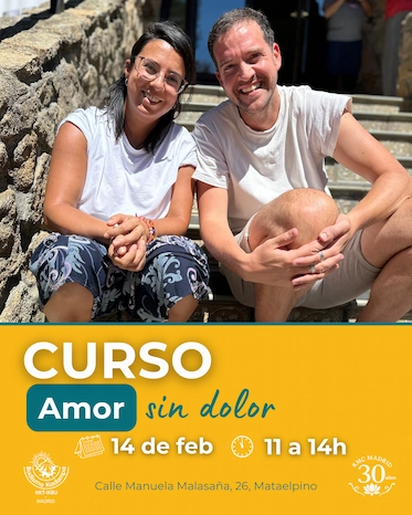 Cartel de un curso titulado “Amor sin dolor”. Se ve a una pareja adulta sentada en unas escaleras de piedra, sonriendo y con actitud relajada, en un entorno exterior luminoso. En la parte inferior del cartel aparece la información del curso: 14 de febrero, de 11 a 14 h, en Calle Manuela Malasaña 26, Mataelpino, KMC Madrid La Sierra. Diseño en tonos amarillos y cálidos, con un mensaje sobre relaciones basadas en bienestar y comprensión.