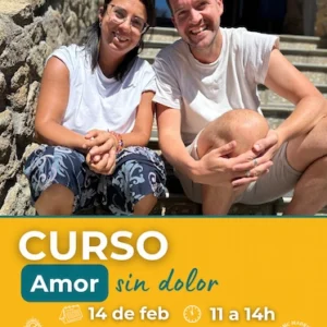 Cartel de un curso titulado “Amor sin dolor”. Aparece una pareja adulta sentada en unas escaleras de piedra al aire libre, sonriendo de forma natural y transmitiendo cercanía y confianza. En la parte inferior del cartel se indica la fecha 14 de febrero, el horario de 11 a 14 h y el lugar: Calle Manuela Malasaña 26, Mataelpino, en el KMC Madrid La Sierra. Diseño en tonos amarillos y cálidos, con un enfoque inspirador sobre relaciones conscientes y bienestar emocional.