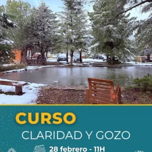 Paisaje invernal del entorno natural del KMC Madrid con árboles cubiertos de nieve, un estanque parcialmente helado y un banco de madera en primer plano. En la parte inferior, un banner verde anuncia “Curso: Claridad y Gozo – 28 febrero · 11h”, con la dirección “Calle del Guerrero, 27, Mataelpino” y los logotipos del KMC Madrid y su 30º aniversario.
