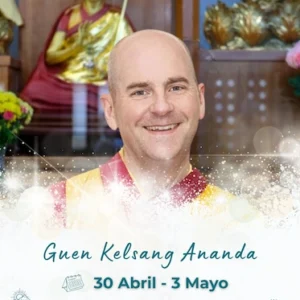 Retrato de Guen Kelsang Ananda sonriendo, con túnica budista, frente a un altar con estatuas doradas y flores. En la parte inferior hay un efecto de luz suave. Texto sobre la imagen: “Guen Kelsang Ananda” y “30 abril – 3 mayo”, junto a los logotipos de KMC Madrid y NKT-IKBU.