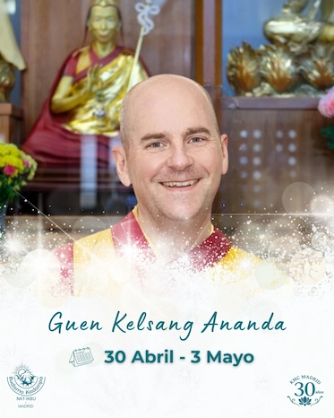 Retrato de Guen Kelsang Ananda sonriendo, con túnica budista, frente a un altar con estatuas doradas y flores. En la parte inferior hay un efecto de luz suave. Texto sobre la imagen: “Guen Kelsang Ananda” y “30 abril – 3 mayo”, junto a los logotipos de KMC Madrid y NKT-IKBU.