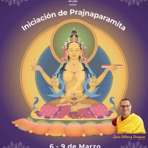 Ilustración de la diosa Prajnaparamita sentada sobre un loto, con múltiples brazos y símbolos de sabiduría, rodeada de un halo luminoso. Fondo violeta con motivos ornamentales. Texto: “Iniciación de Prajnaparamita”, “6–9 de marzo”, “KMC Madrid La Sierra”. En la esquina inferior derecha aparece un maestro budista con túnica amarilla.