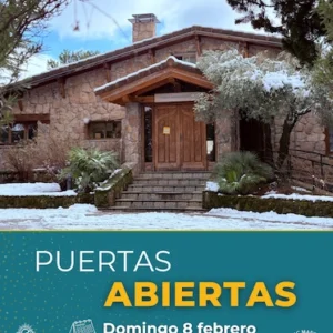 Fachada de un edificio de piedra del KMC Madrid rodeado de árboles y nieve, con una puerta de madera al centro. En la parte inferior, un banner verde anuncia “Puertas Abiertas – Domingo 8 febrero”, con los logotipos del KMC Madrid y el 30º aniversario.
