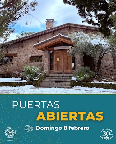 Fachada de un edificio de piedra del KMC Madrid rodeado de árboles y nieve, con una puerta de madera al centro. En la parte inferior, un banner verde anuncia “Puertas Abiertas – Domingo 8 febrero”, con los logotipos del KMC Madrid y el 30º aniversario.
