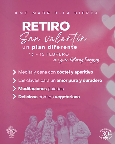 Cartel del KMC Madrid–La Sierra anunciando el “Retiro San Valentín: un plan diferente”, del 13 al 15 de febrero, con guen Kelsang Dargye. Incluye actividades como meditar y cenar con cóctel y aperitivo, enseñanzas sobre un amor puro y duradero, meditaciones guiadas y comida vegetariana. Fondo rosa con corazones y foto del grupo del centro en la parte inferior.